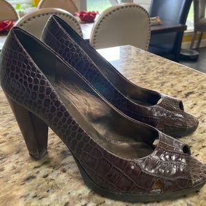 Women's Nine West alligator embossed pump
